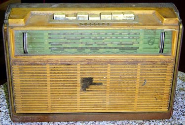 於滇緬游擊隊時所購之收音機