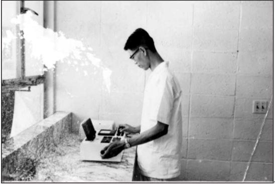 60年代早期的檢驗室操作儀器照片
