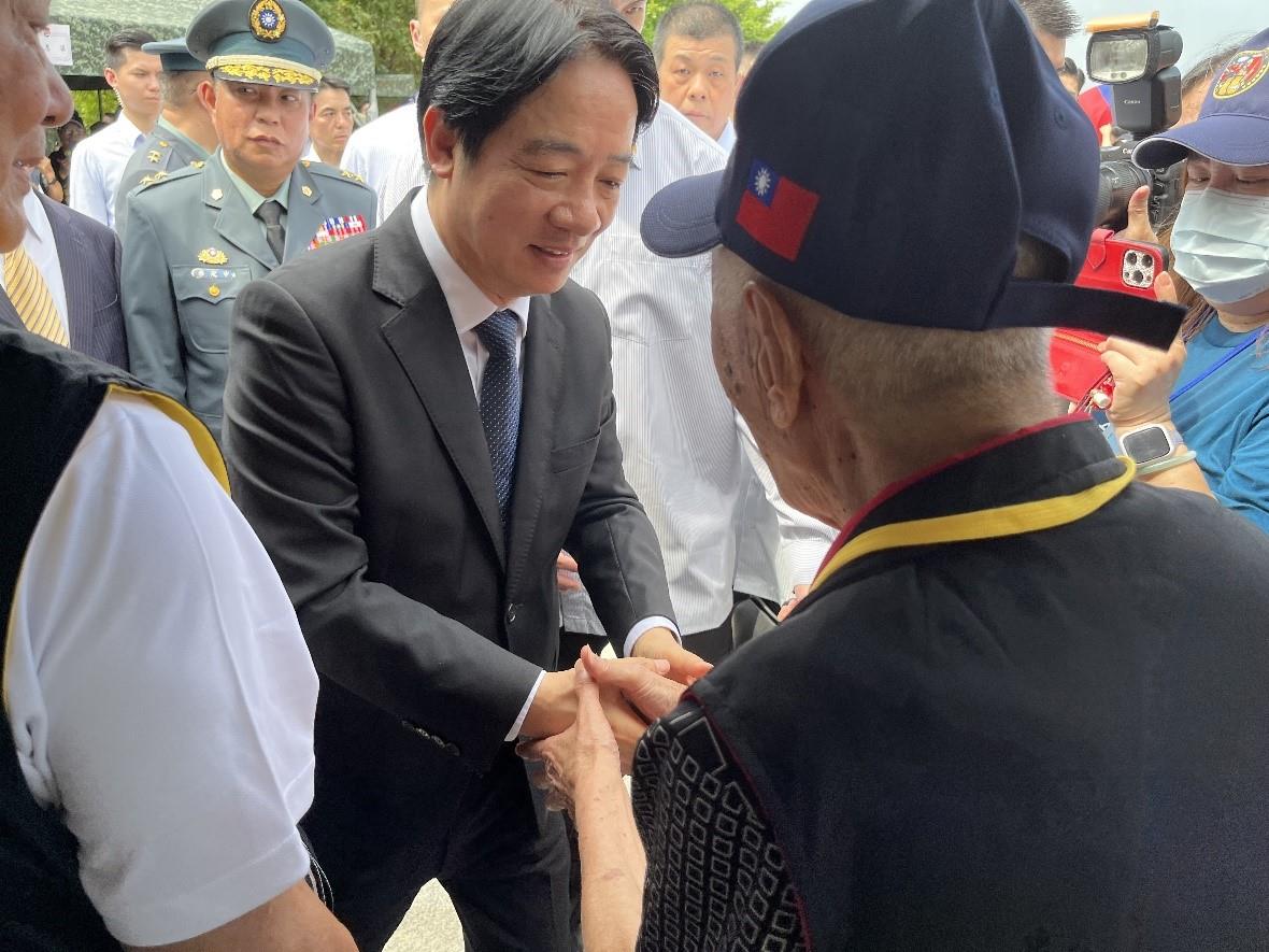 曾煥哲伯伯與賴清德總統握手照