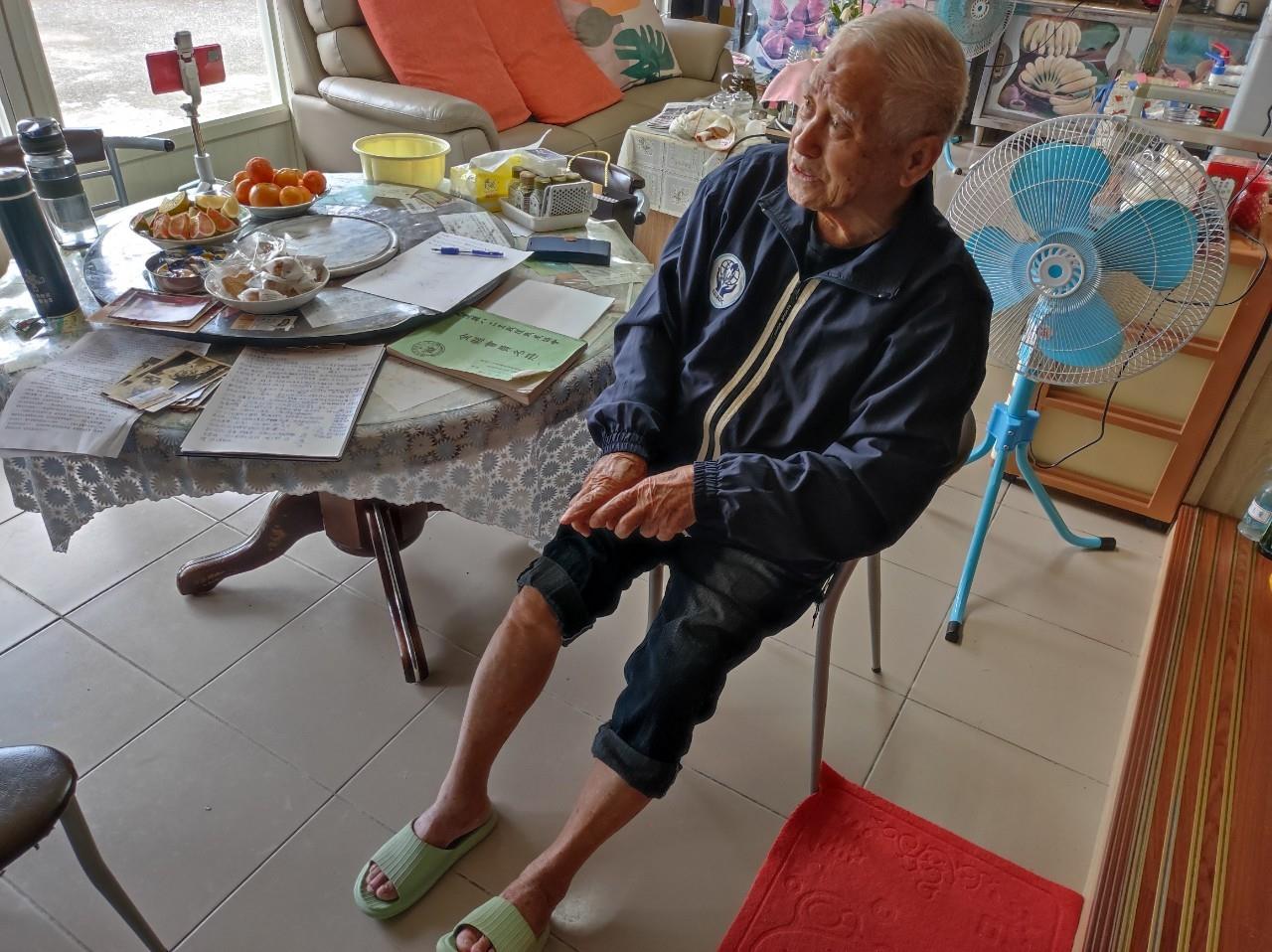 說明雙腿遭碎石噴擊佈滿傷痕