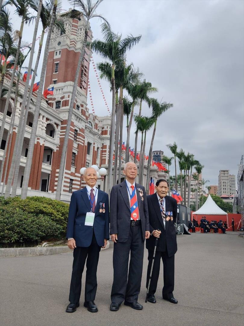 113年國慶日歐陽鈞伯伯（右1）與另2位國歌領唱人於總統府前合影。