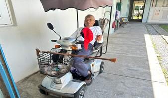 榮民謝清於花蓮榮家長青堂拍照留影