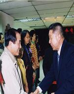 許元琨先生(左2)接受楊主任委員慶生祝賀
