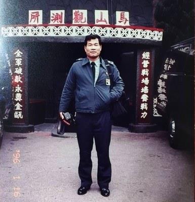 擔任國防醫學院計畫科科長參加金門參訪活動，攝於金門馬山觀測所。