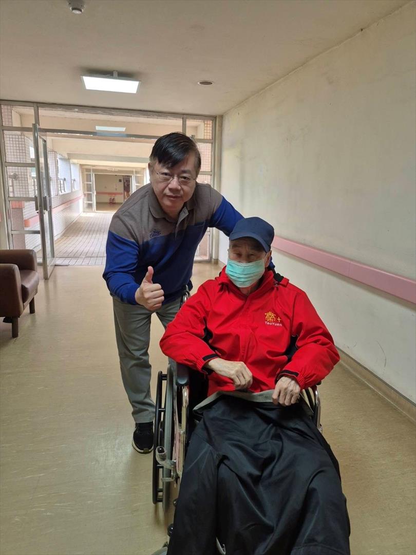 黃振籌伯伯於多福堂二樓中廊生活照