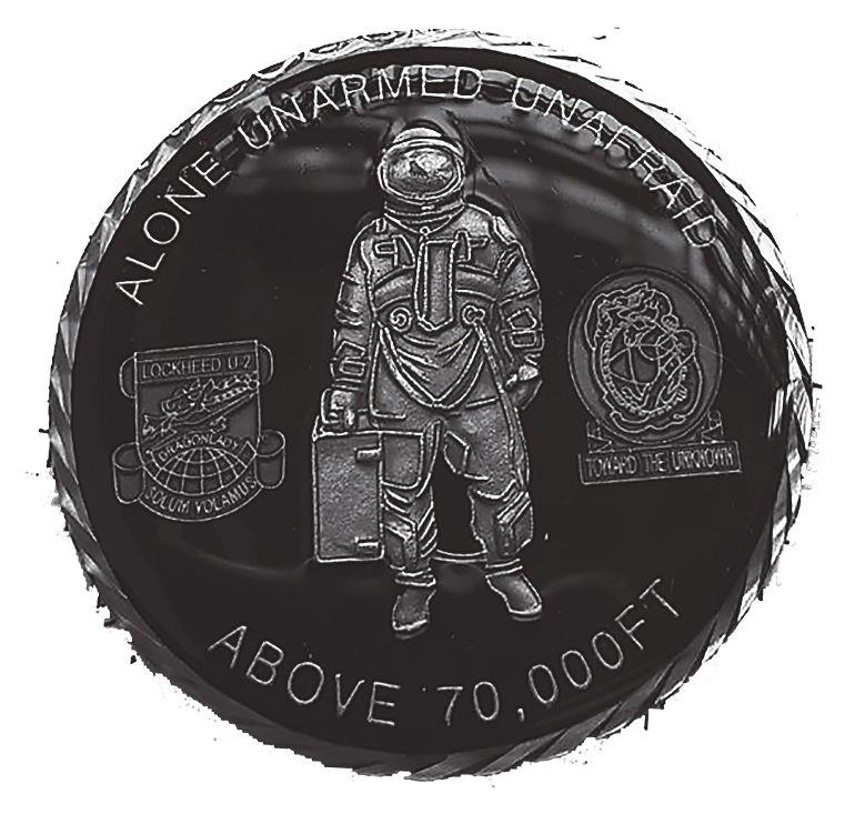 蔡盛雄教官珍藏的紀念硬幣，文字說明在七萬呎高空之上的黑貓中隊飛行員所具備的三個特色：孤獨、沒有武裝、勇敢無懼。