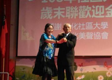 108年社區大學歲末聯歡晚會王貴仁伯伯與舞導老師跳舞