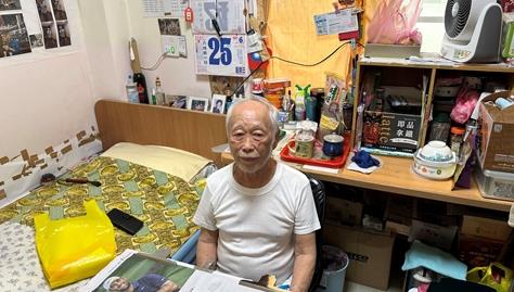 張雲康在花蓮榮家房間拍照留念