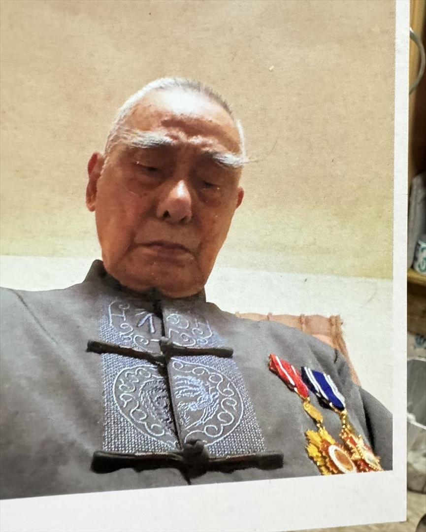 李明珍對授勳一事感到榮譽（左邊為軍職期間榮獲忠勤勳章、右邊為公職期間榮獲績優服務獎章）。