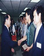 李主任委員(左1)頒獎給大專畢業的榮民