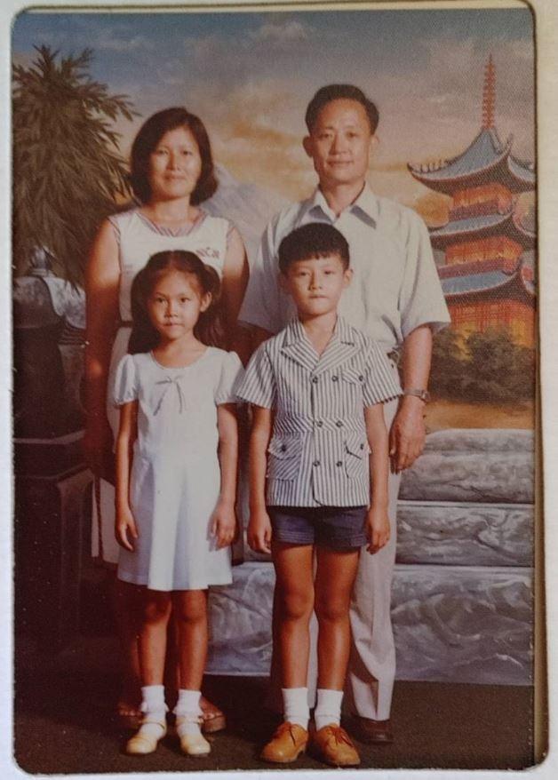 童甫其全家合照