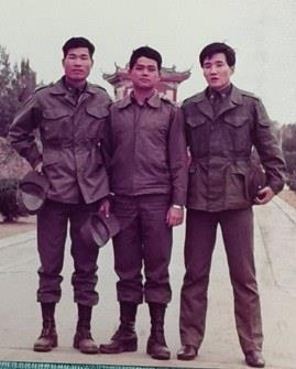 季卿福（左1）擔任步兵第333師999旅步9營中尉副連長時，攝於古崗湖