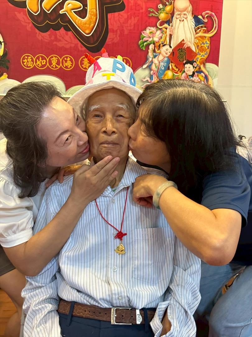黃林福百歲慶生會與兩位女兒開心合照