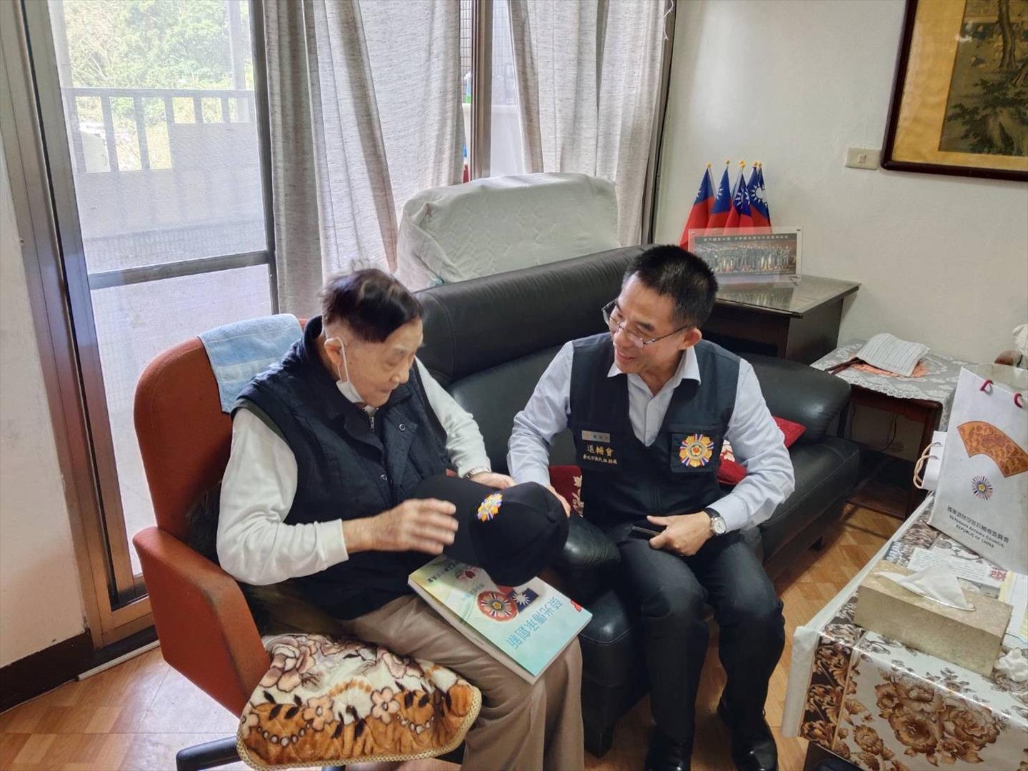 臺北市榮民服務處黃處長（右1）探訪歐陽鈞伯伯（左1）。