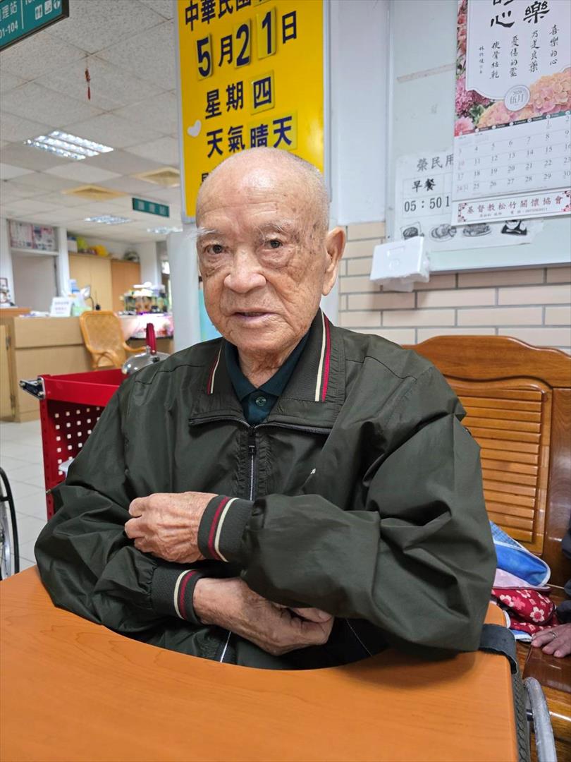 鄭鑫伯伯近照。