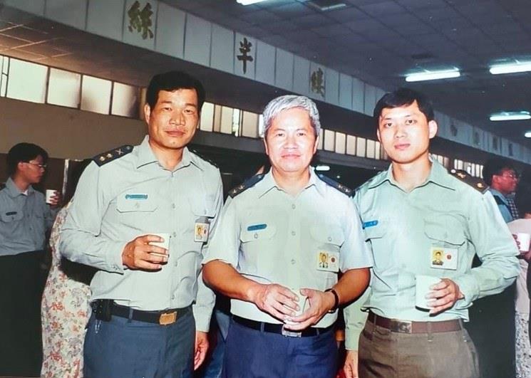 季卿福（左1）擔任國防醫學院計畫科長時與沈國樑院長（中）合影。