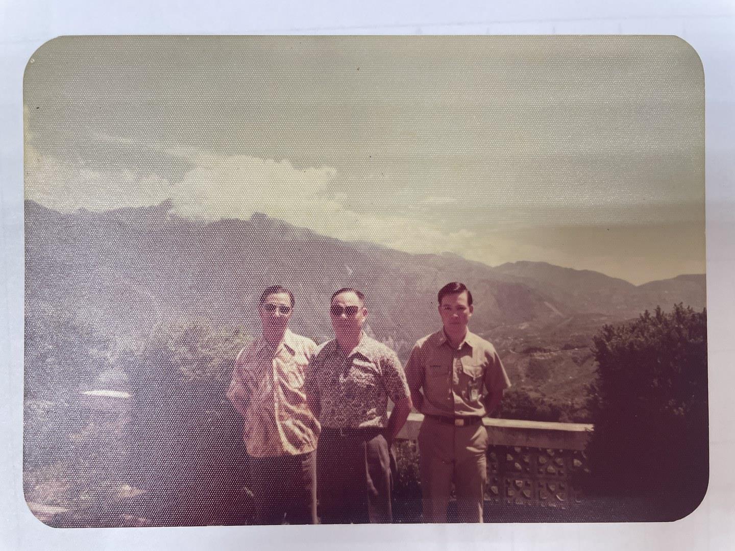 林文照伯伯（右一）與司令黃光洛中將（中）合影。