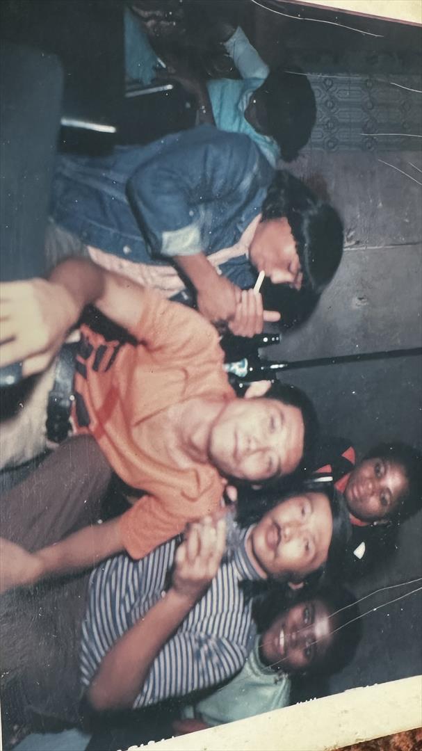 張雲康（右二） 68-69年間跑商船時到西非當地遊玩與友人合影留念