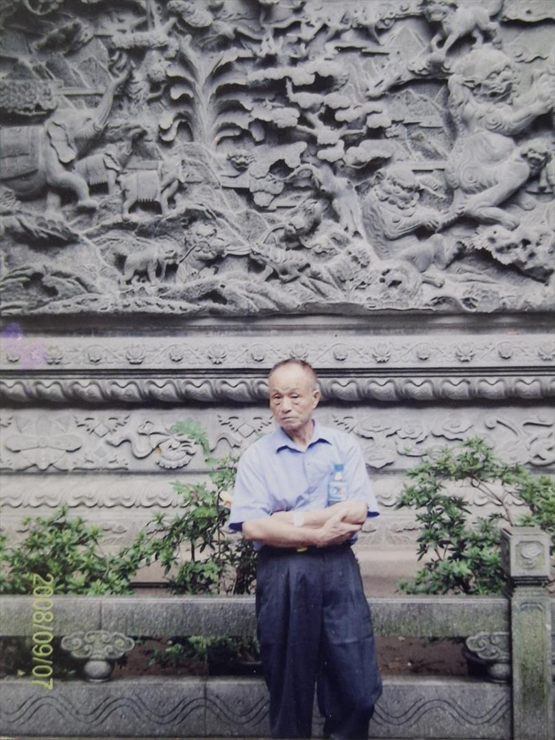 鄒永誠爺爺97年9月赴陸浙江省杭州市靈隱寺旅遊。（榮民鄒永誠提供，97年9月攝）