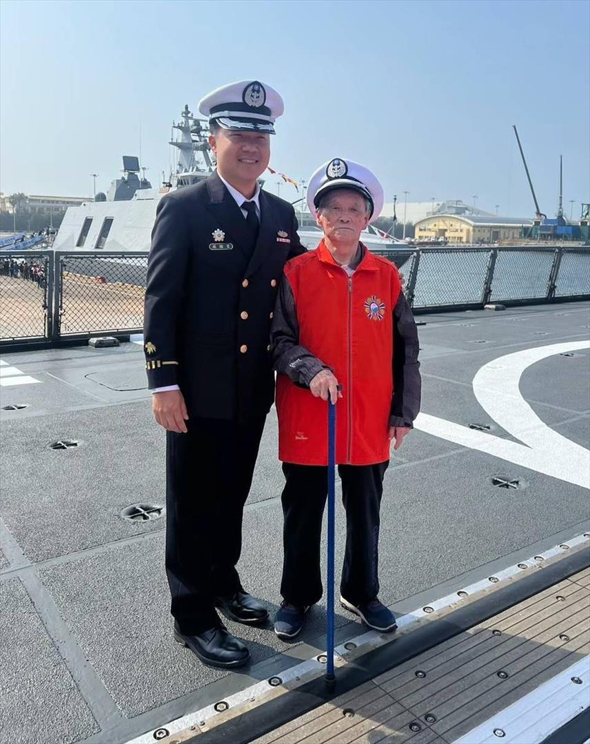 佳里榮家榮民張明清參觀敦睦艦隊艦長活動，張伯伯（右）與敦睦艦隊艦長合照。