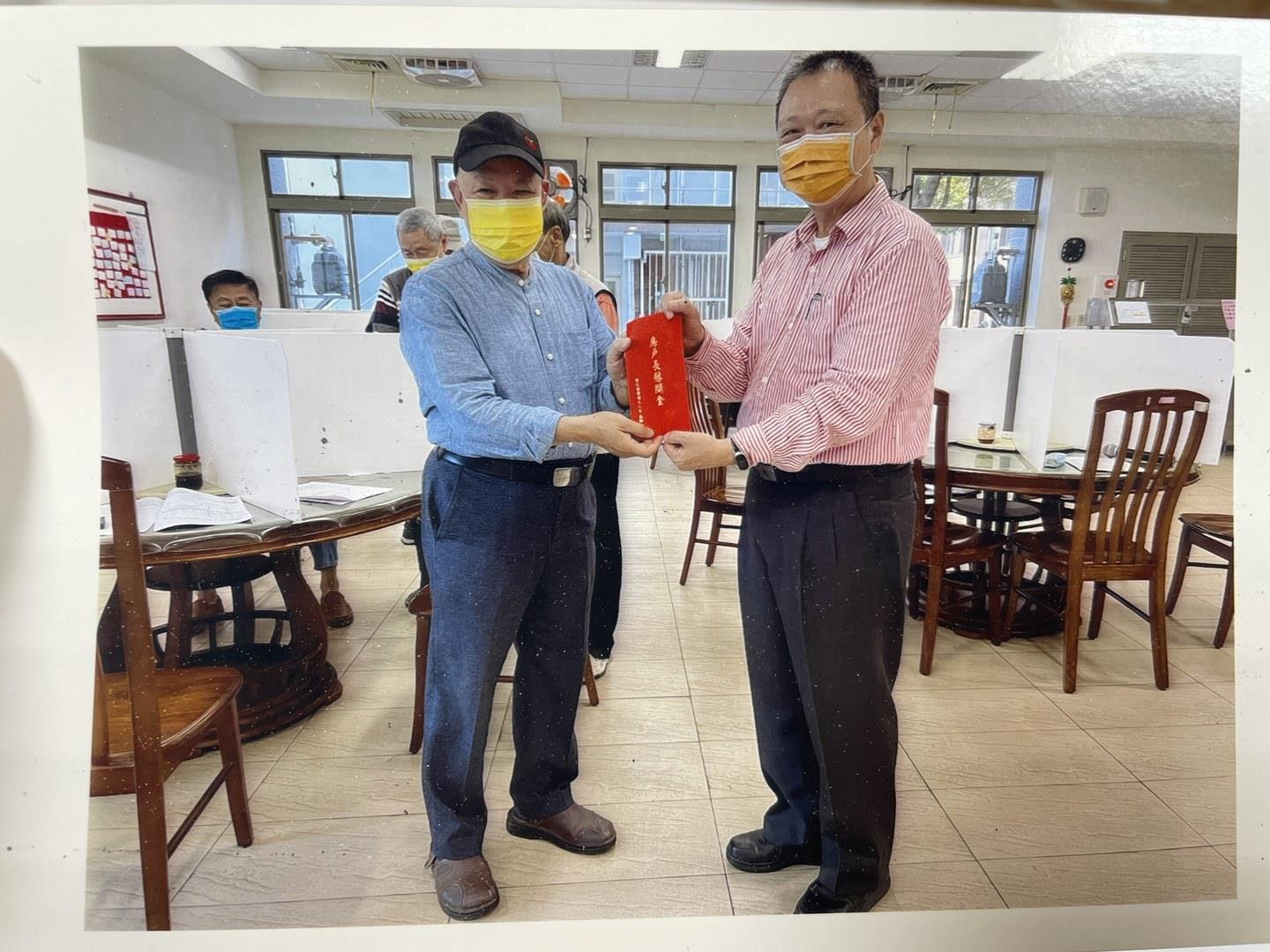 林文照伯伯（左）與彰化榮家前家主任史浩誠（右）合影。