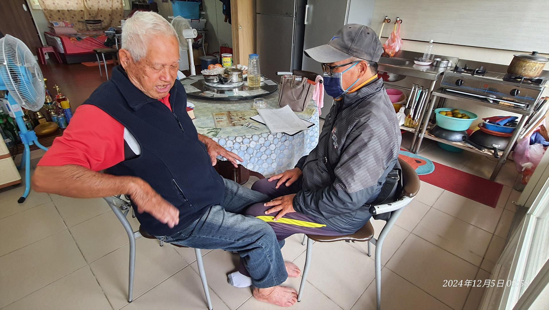 林伯伯與社區服務組長模擬當年於防空洞內面對面屈膝入睡之艱辛