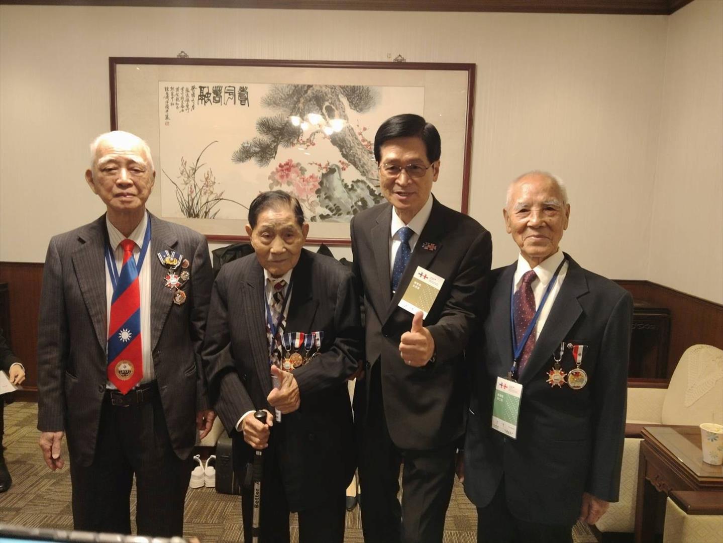 113年國慶日嚴主委（右2）與三位古寧頭參戰官兵國歌領唱人合影。