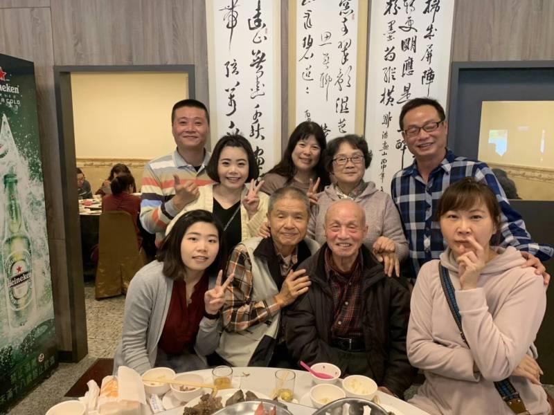 鄒永誠爺爺（前排右2）開枝散葉至第四代，家族聚餐合影。（榮民鄒永誠提供，110年12月攝）