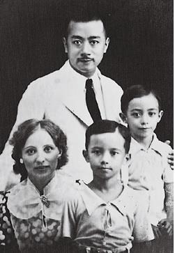 歐陽漪棻父、母與兩兄弟的全家福照