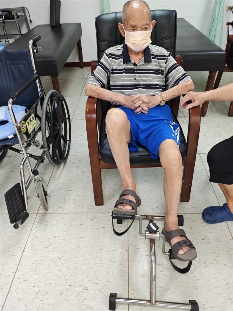 佳里榮家榮民羅興海復健照片
