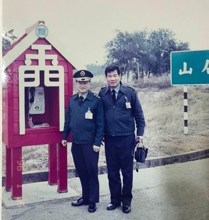 季卿福（右）擔任國防醫學院計畫科長參訪金門戰地，攝於金門后山