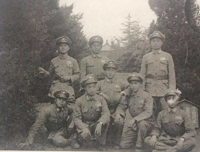 攝於南京憲兵學校，左下第一排第一名為作者汪承棠