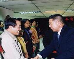 許元琨先生（左2）接受楊主委慶生祝賀