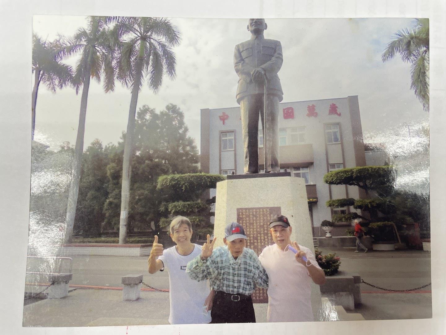 林文照伯伯（右一）與其他住民合影。