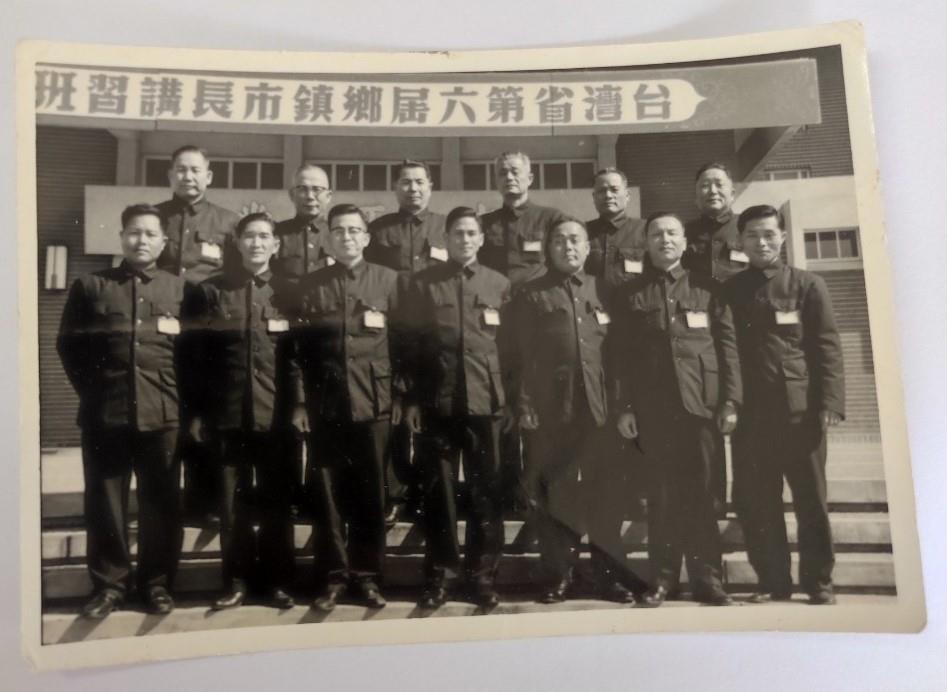 57年2月16日花蓮縣鄉鎮市長參加台灣省第六屆講習班（林伯伯前排中）