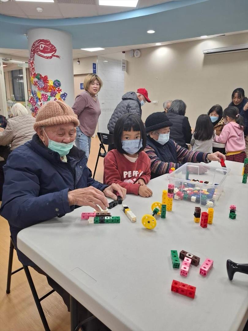 熊興保在榮家教保中心參與活動