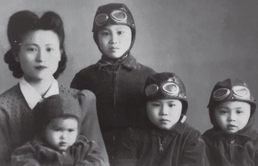 民國三十四年，穿著飛行服與母親、大哥蔡正雄、二哥蔡久雄、三哥蔡建三在上海的泛黃黑白合照，是蔡盛雄教官珍藏的童年記憶。