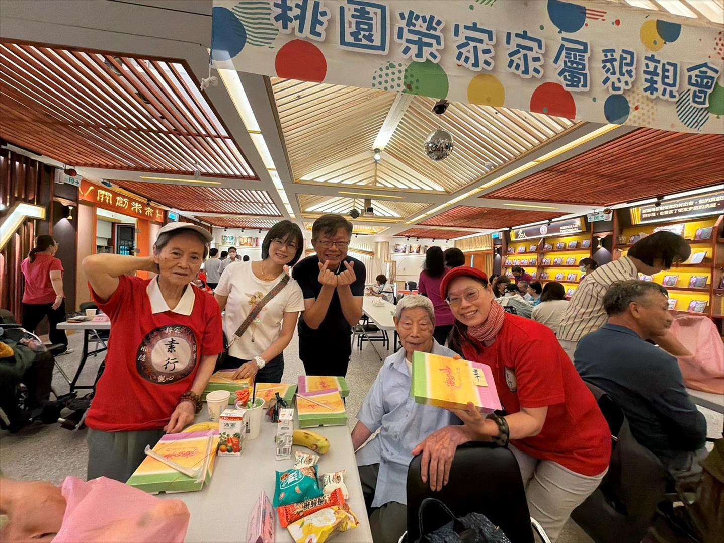 李志夫教授與家人於「桃園榮民家屬懇親會」合影。
