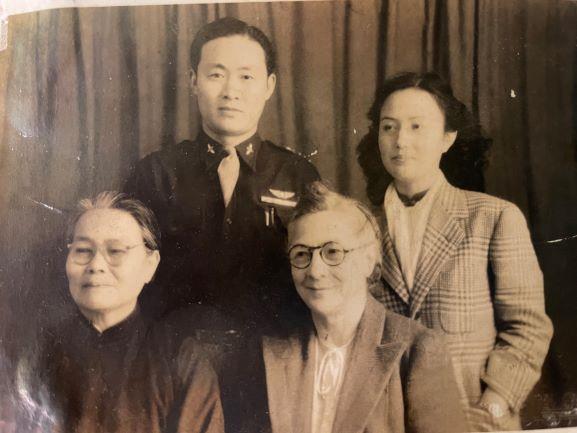 站立者為金英與妻子張麗錦，坐著左為姑母、右為教會俢女