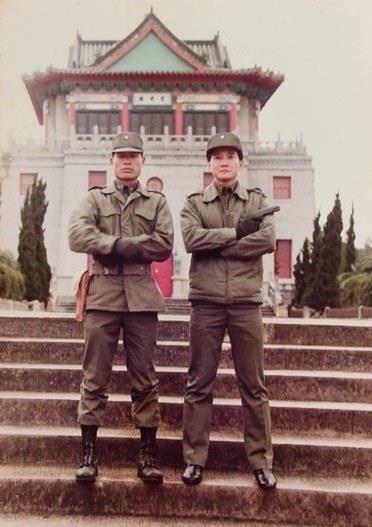 季卿福（左）擔任步兵第333師999旅步9營中尉副連長時，攝於莒光樓