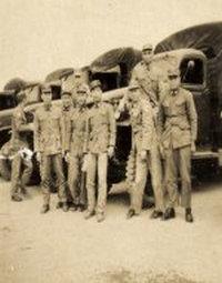 易先生（前排左一）從軍時的照片