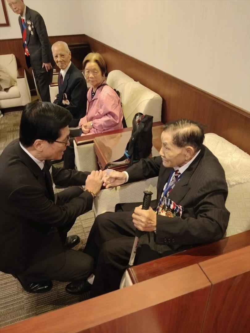 113年國慶大會嚴主委與歐陽鈞伯伯（右1）話家常。