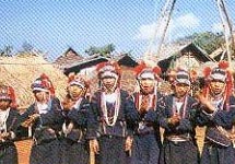 身著傳統服裝的泰緬民眾