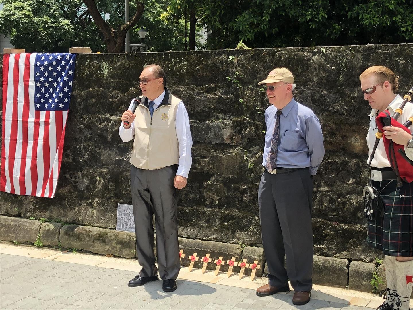馮主任委員（左一）於臺北監獄舊址戰俘營追悼儀式上致詞