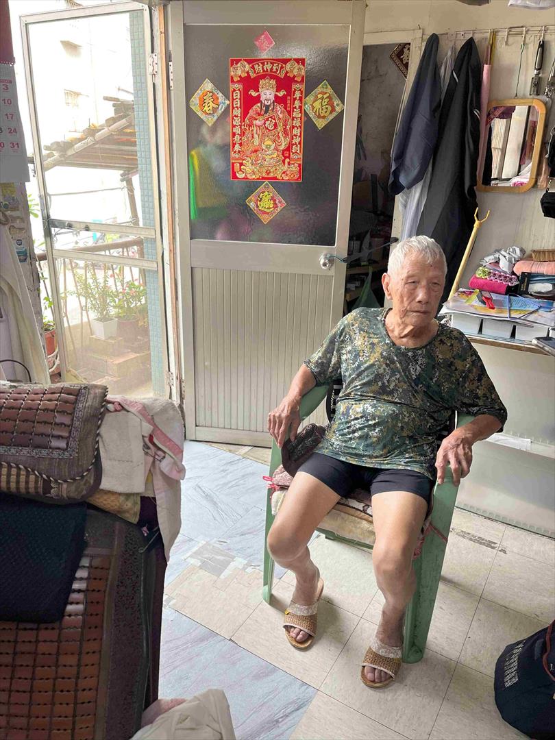 黃伯伯坐在家中，享受平靜的日常生活