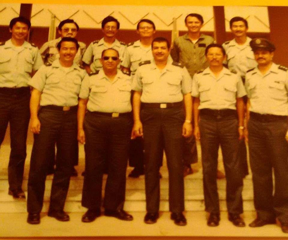 大漠特遣隊第二梯隊長黃晞晟（前排左一）及部分隊員與沙烏地阿拉伯軍官合影。