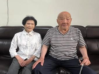 諶炎卿與妻生活照