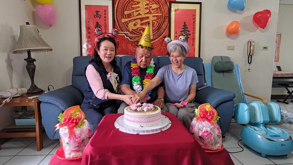圖5:雲林縣榮服處姚辰蕙處長（左3）與謝發銀爺爺（左4） 及榮服處同仁、榮欣志工為爺爺百歲慶生。