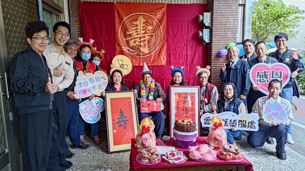 詹東龍先生至雲林榮家關懷入住之榮民長輩-2。