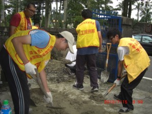 榮欣志工和同學們協助李伯伯鋪水泥